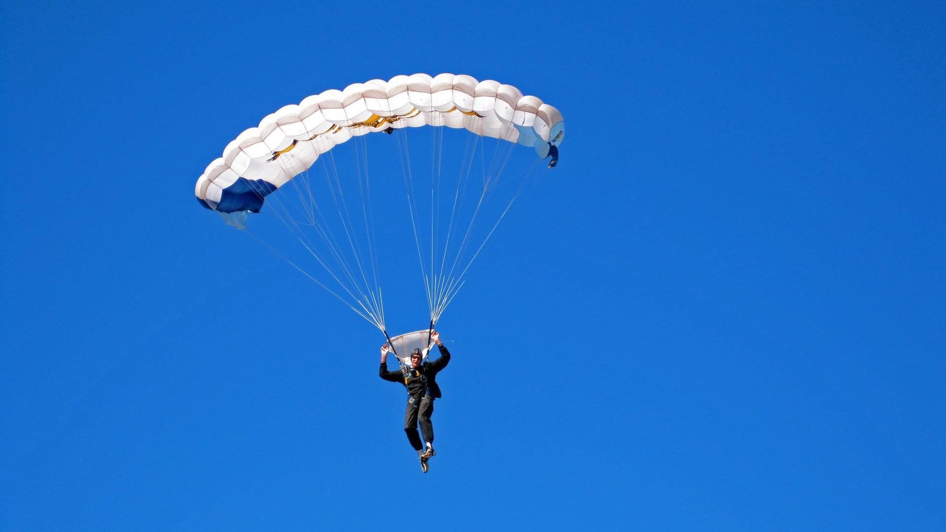 当引擎轰鸣撞碎安第斯山影，塞内加尔在F1街道赛上对秘鲁的降维打击