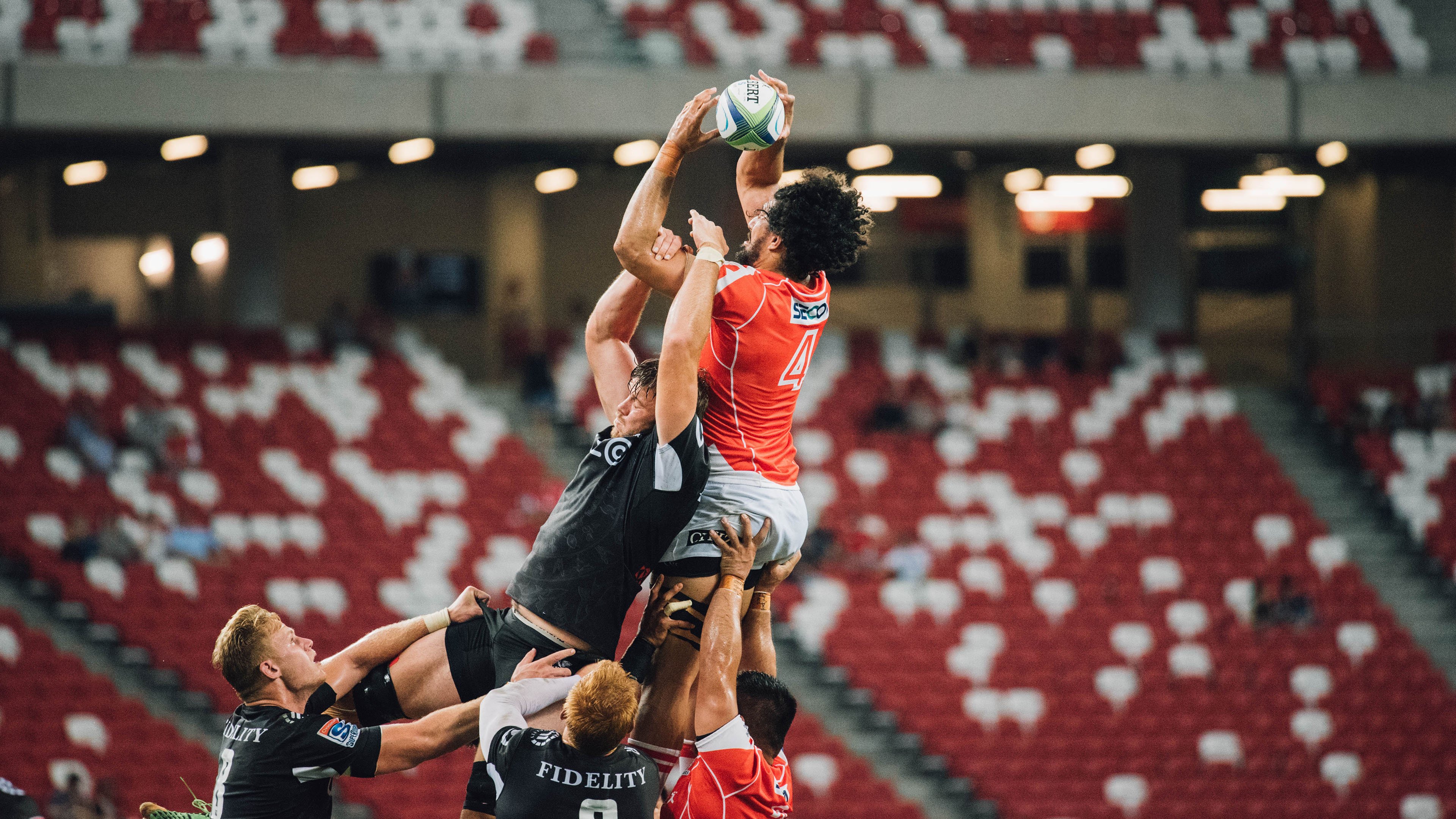 戈贝尔的杆位，当F1引擎轰鸣时，他在油漆区统治了夜晚